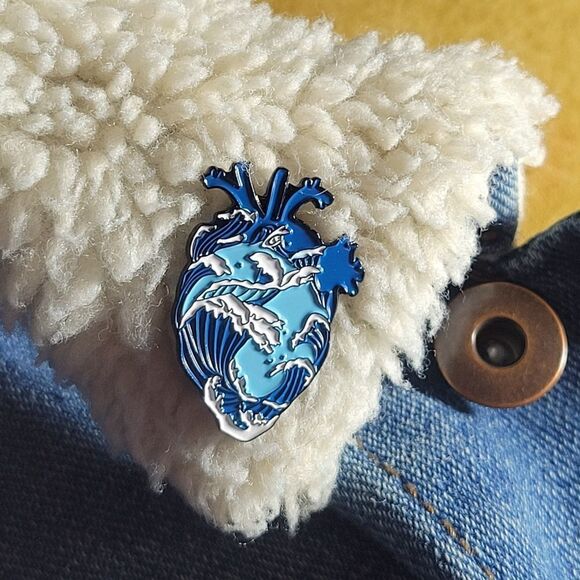 Crashing Ocean Waves in My Heart Enamel Pin - Picture 1 of 8
